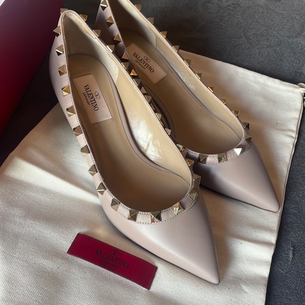 Valentino brand new pump gold spikes size 36